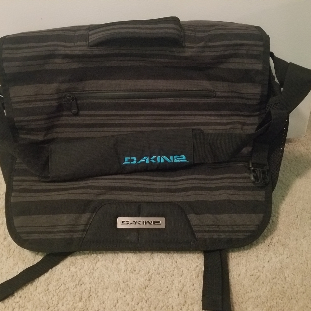 Dakine padded crossbody laptop bag